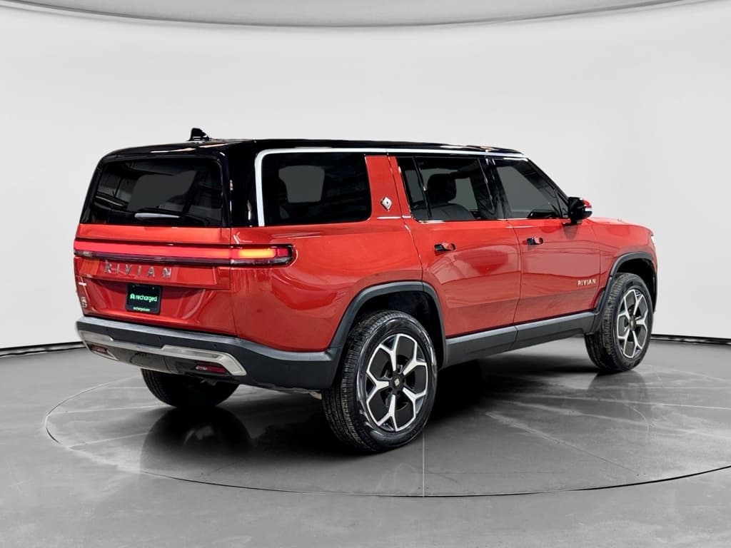 2023 Rivian R1S view 3