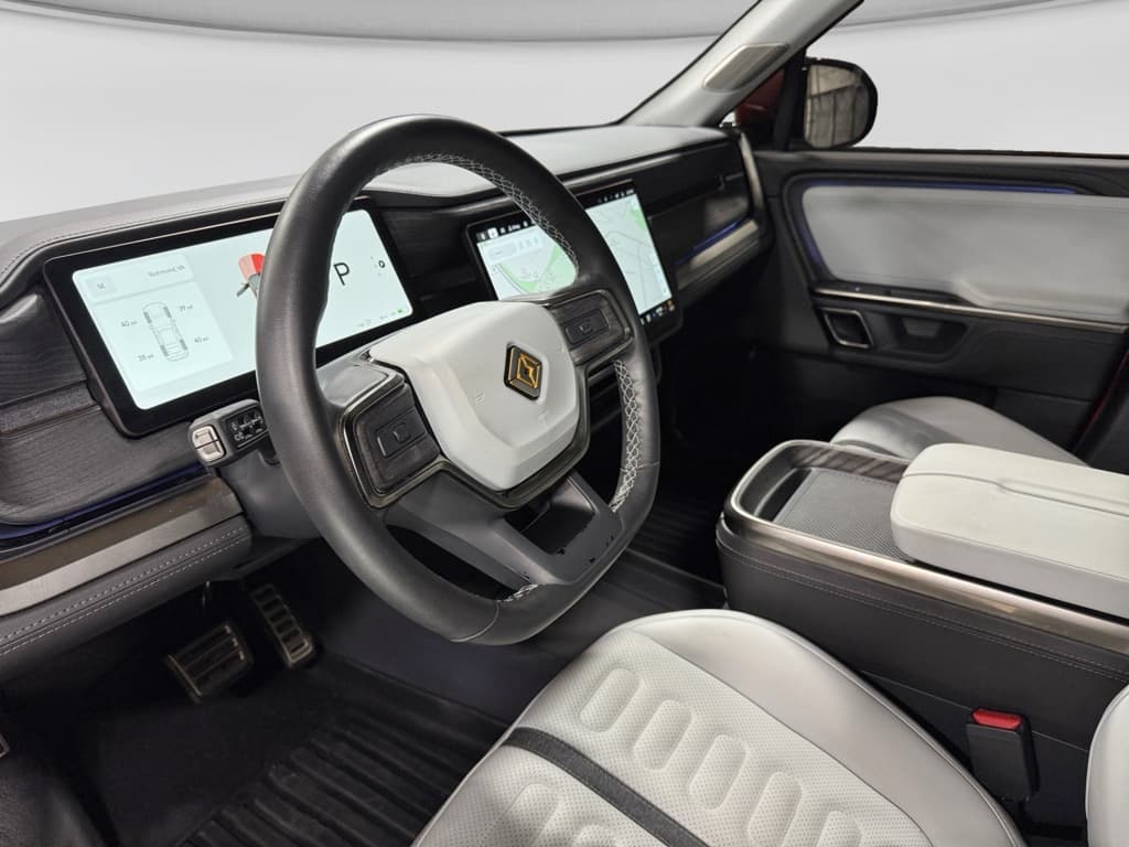 2023 Rivian R1S view 18