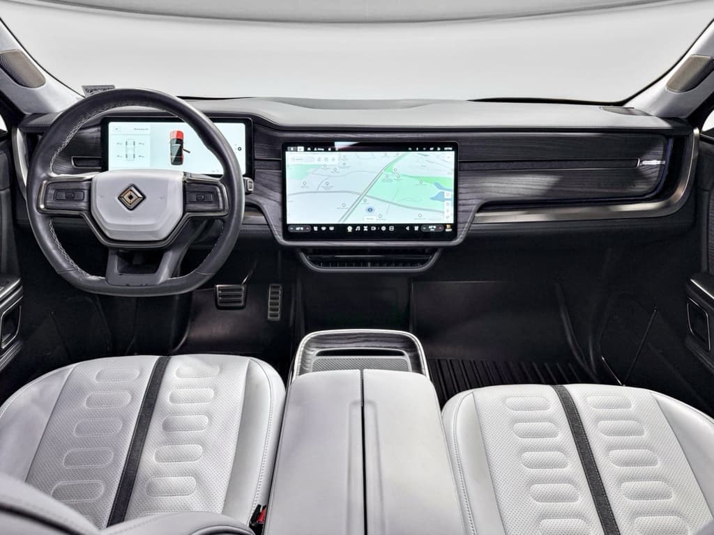 2023 Rivian R1S view 16
