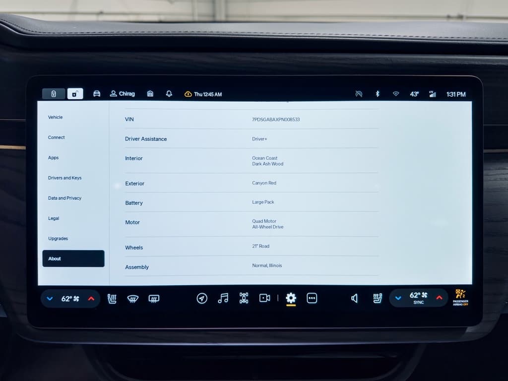 2023 Rivian R1S view 12