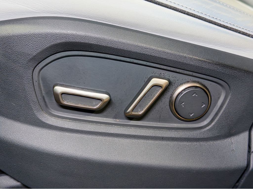 2023 Rivian R1S view 6