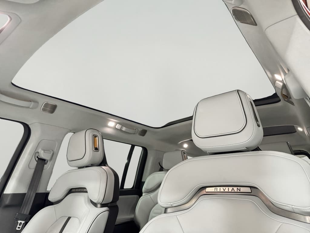 2023 Rivian R1S view 25