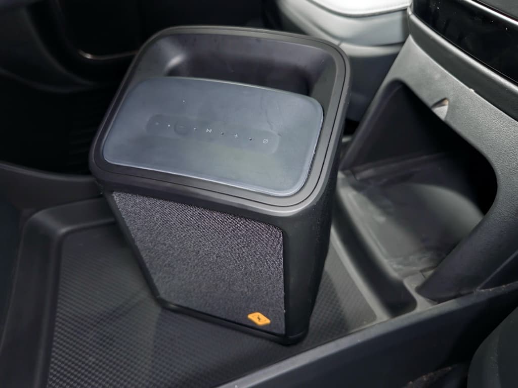 2023 Rivian R1S view 20