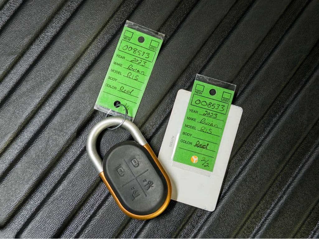 2023 Rivian R1S view 24