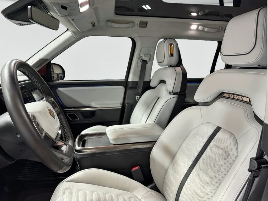 2023 Rivian R1S view 17