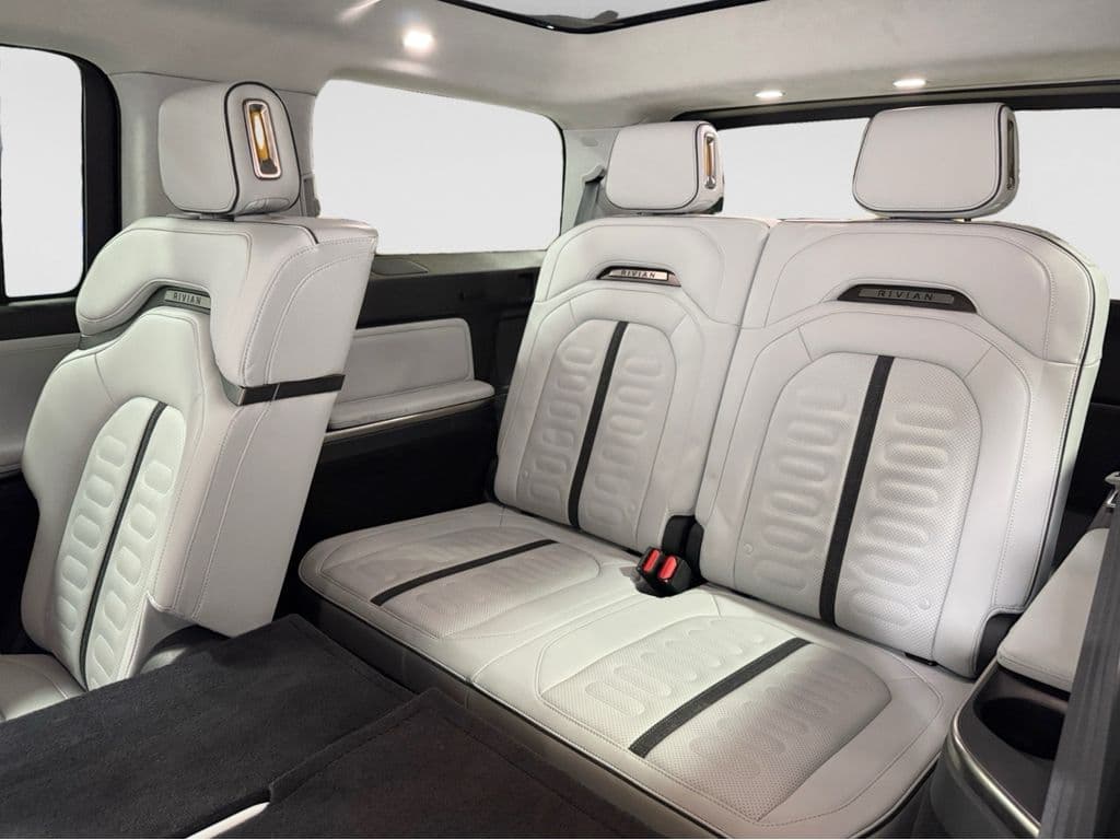 2023 Rivian R1S view 23