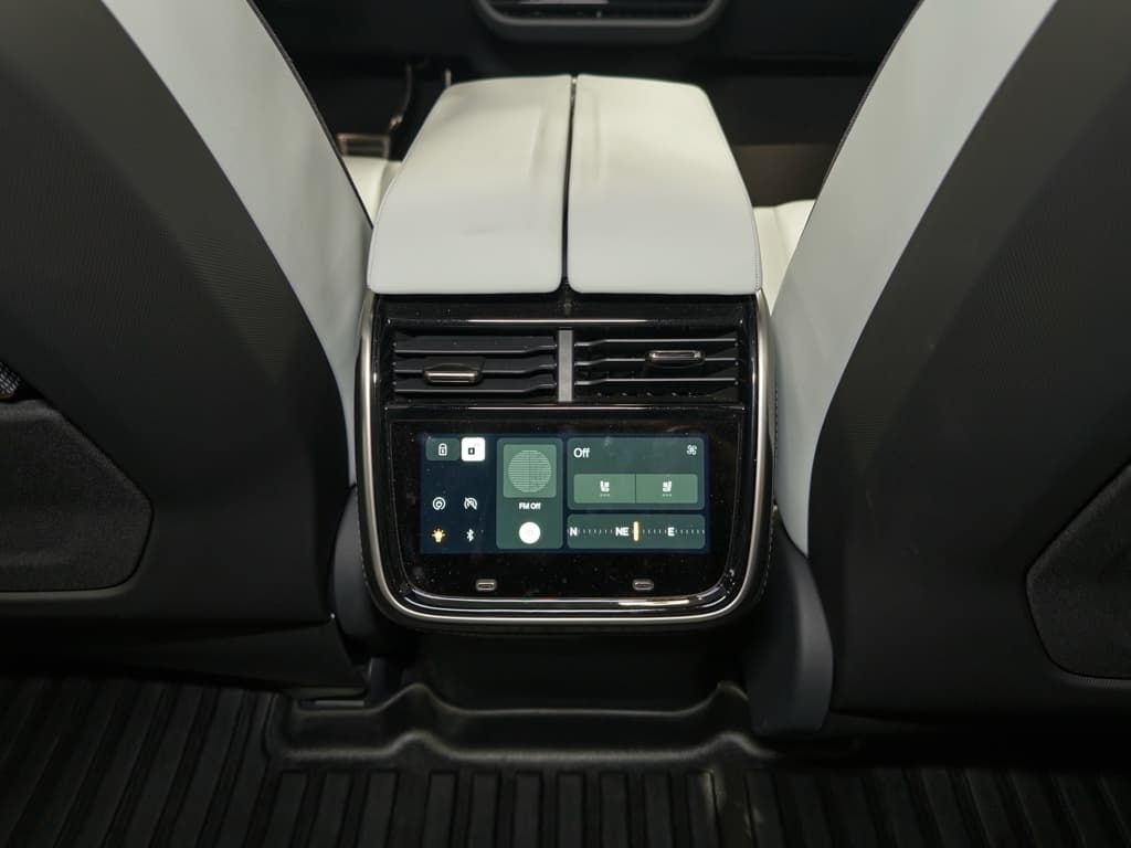 2023 Rivian R1S view 21