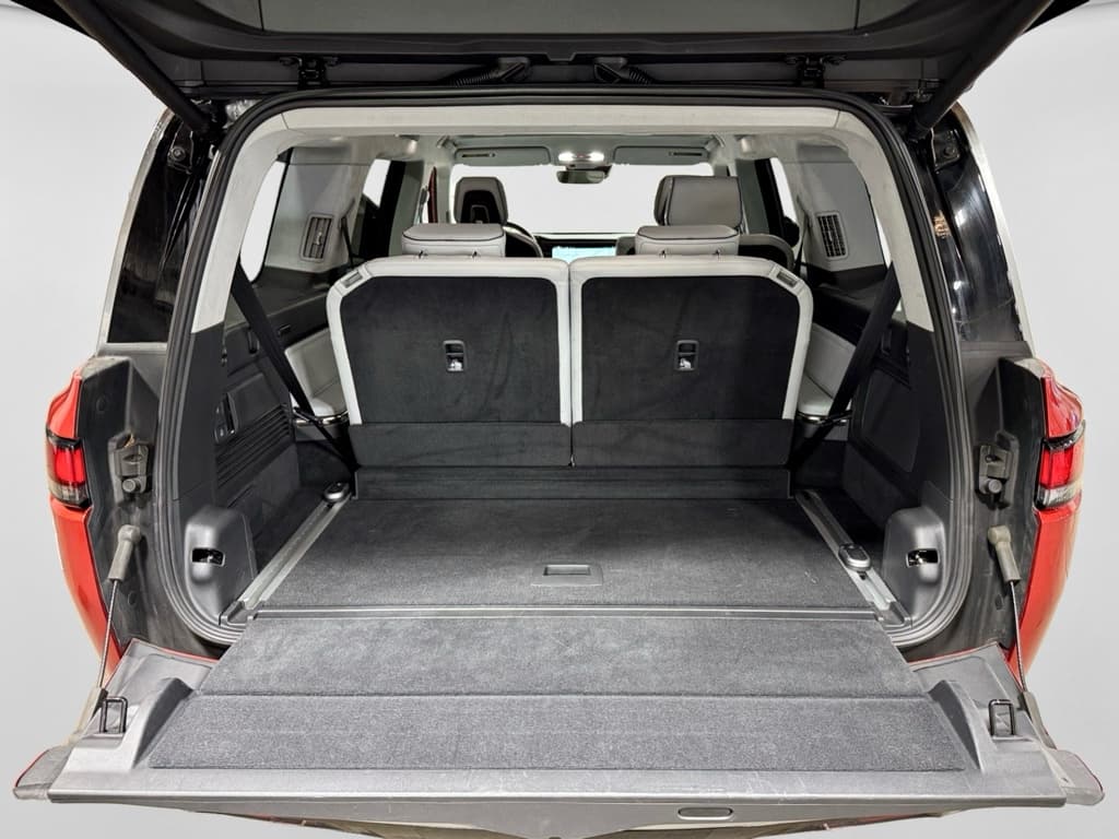 2023 Rivian R1S view 28