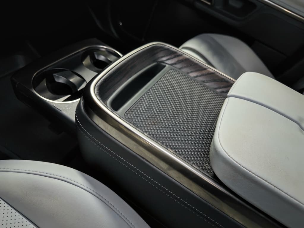 2023 Rivian R1S view 19