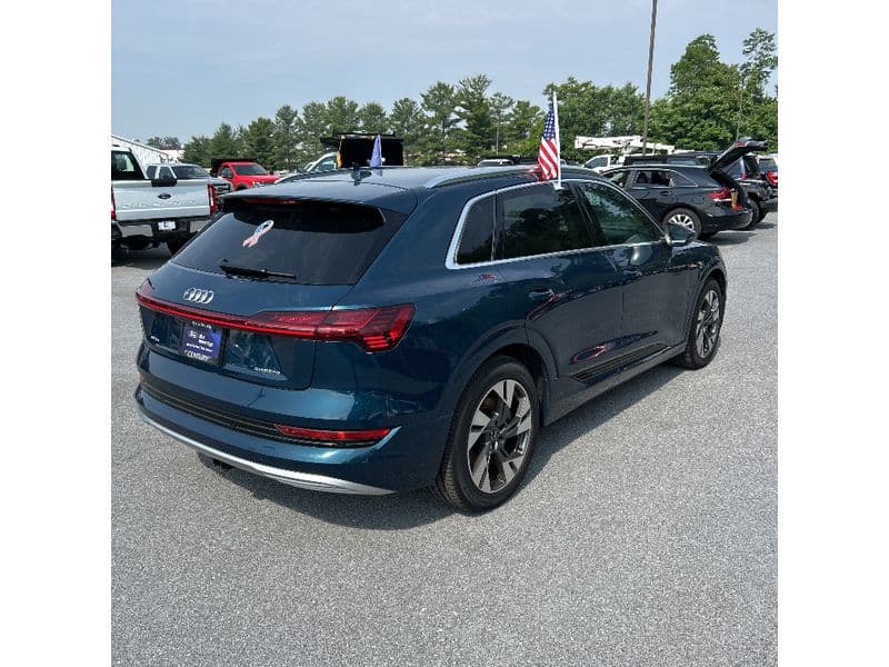 2022 Audi e-tron view 3