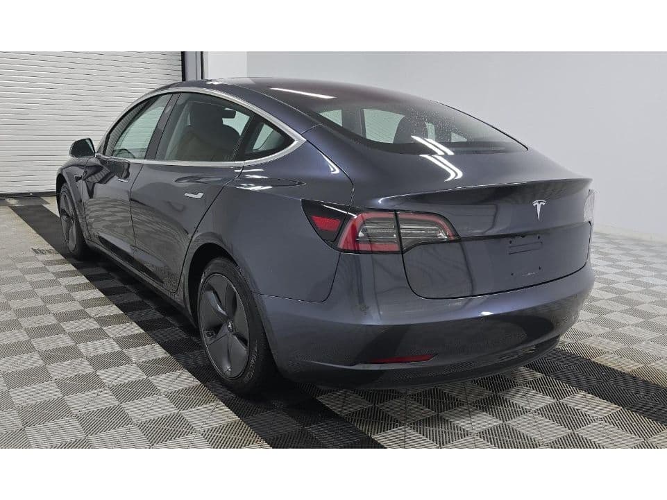 2018 Tesla Model 3 view 4