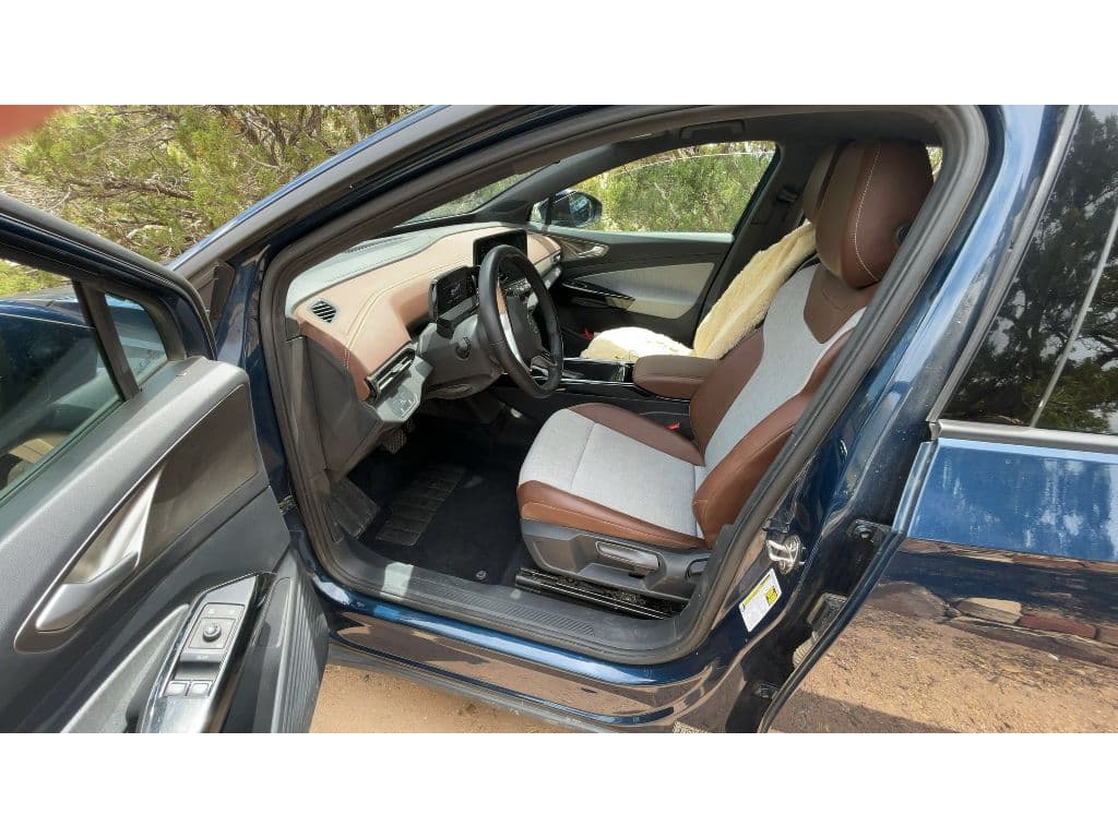 2023 Volkswagen ID.4 view 5