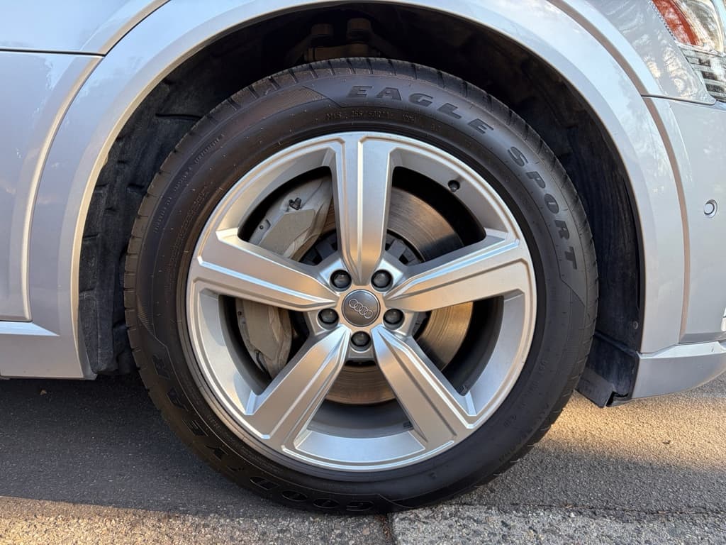 2019 Audi e-tron view 33