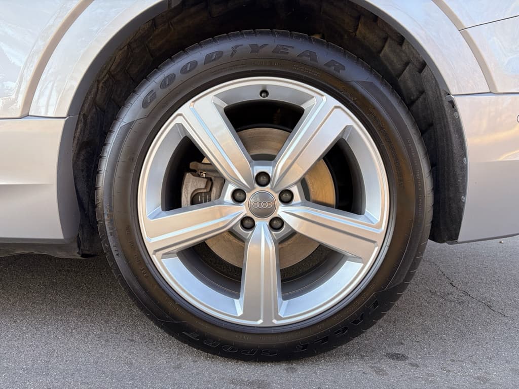 2019 Audi e-tron view 37