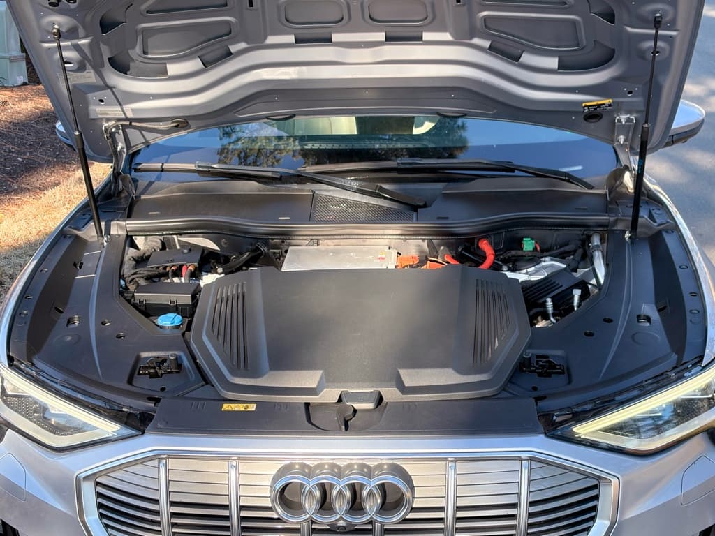 2019 Audi e-tron view 27