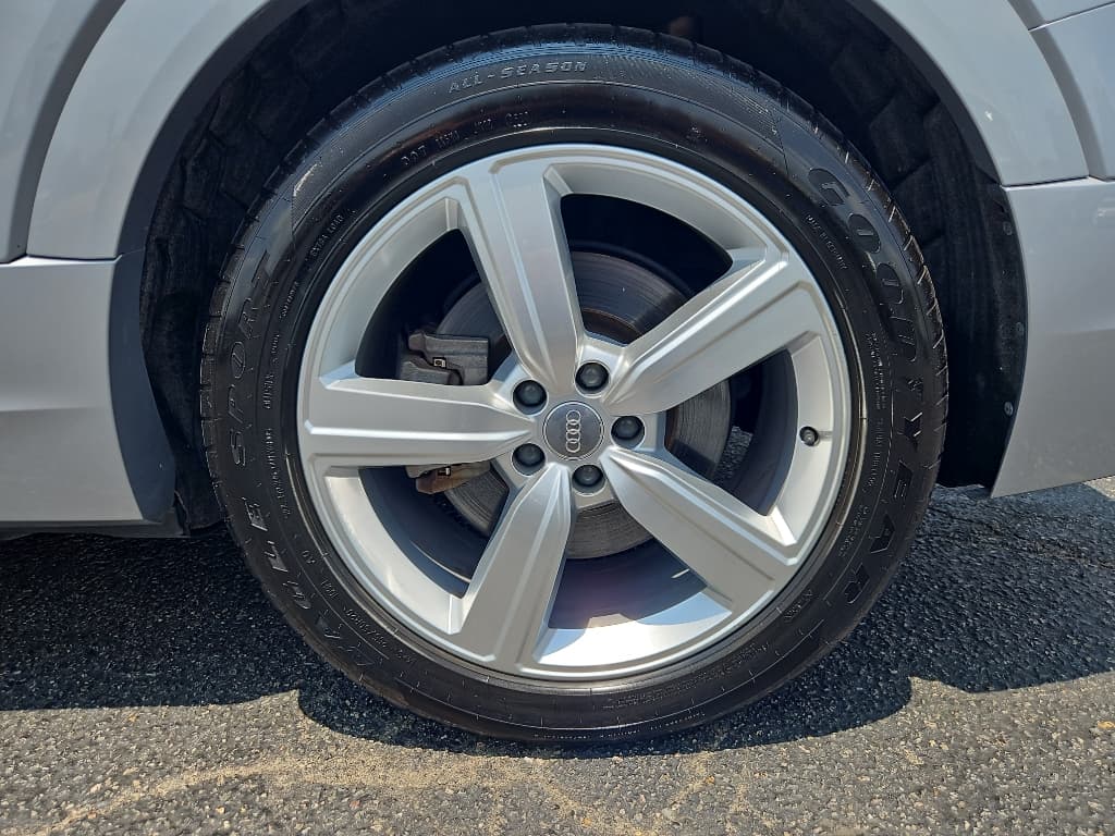 2019 Audi e-tron view 27