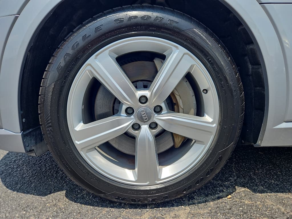 2019 Audi e-tron view 25