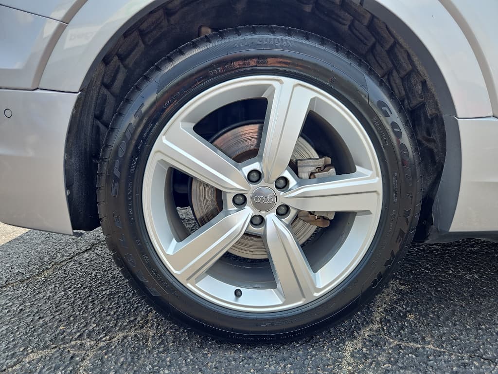 2019 Audi e-tron view 29