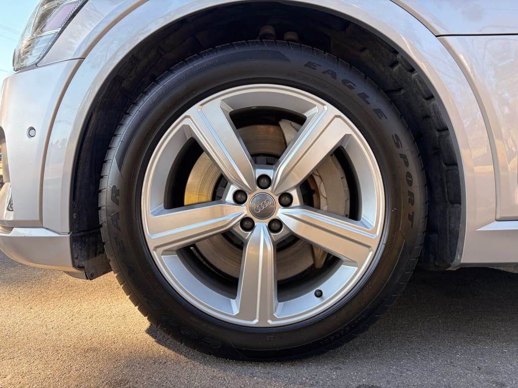 2019 Audi e-tron view 39