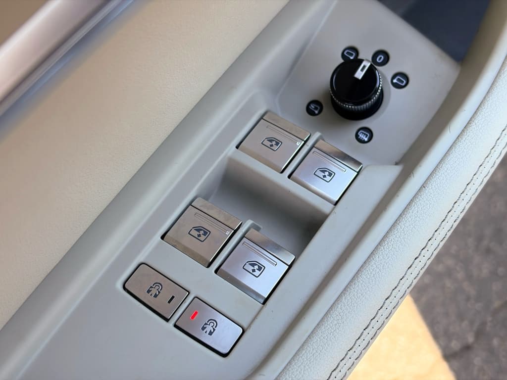 2019 Audi e-tron view 8