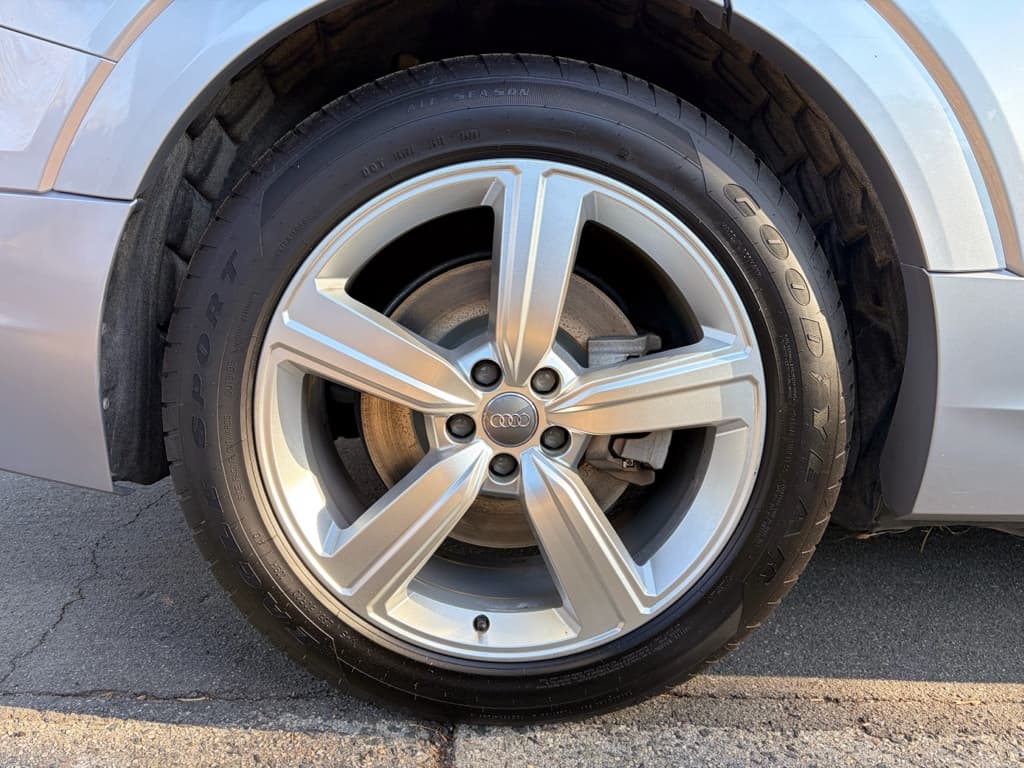 2019 Audi e-tron view 35