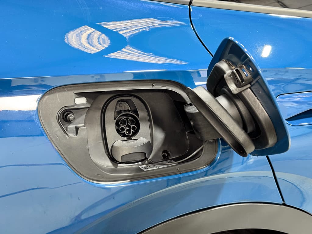 2025 Volkswagen ID.4 view 5