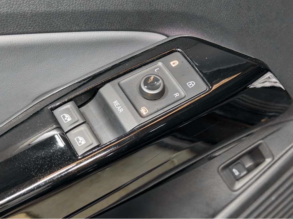 2023 Volkswagen ID.4 view 7