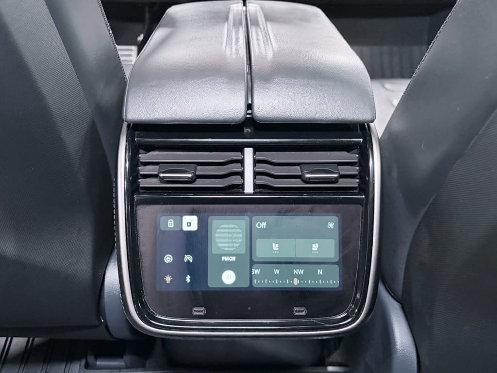 2022 Rivian R1T view 23