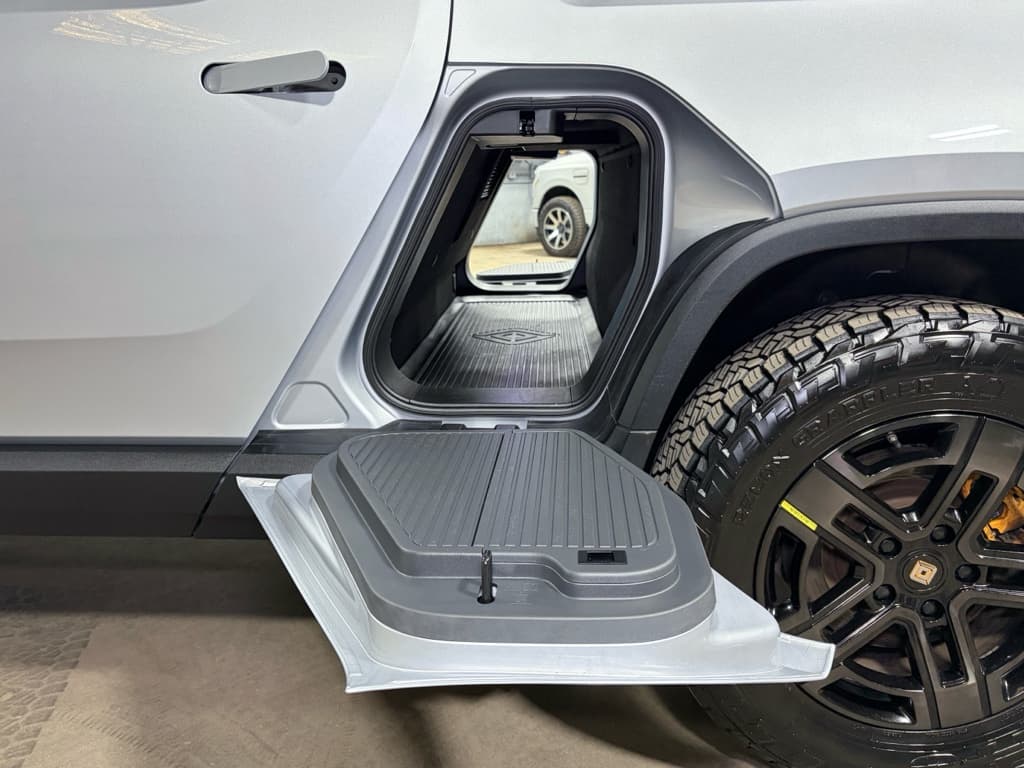 2022 Rivian R1T view 31