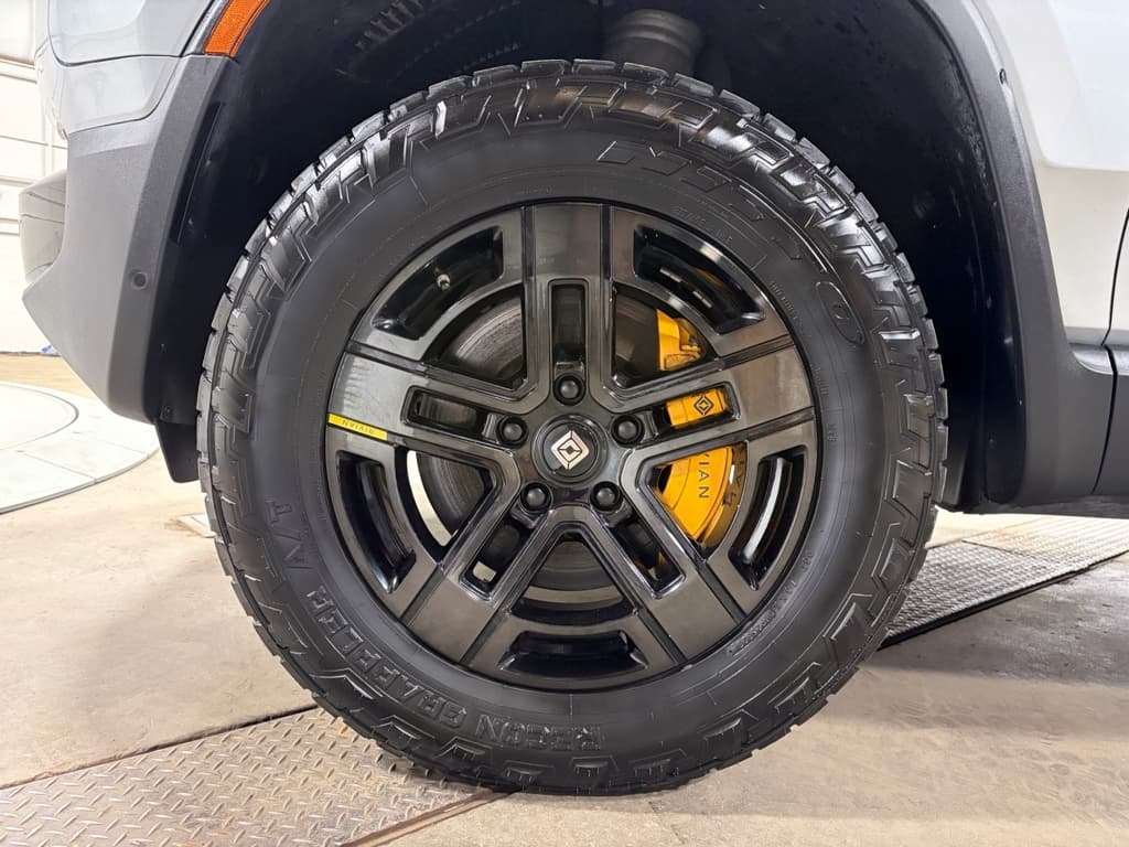 2022 Rivian R1T view 40