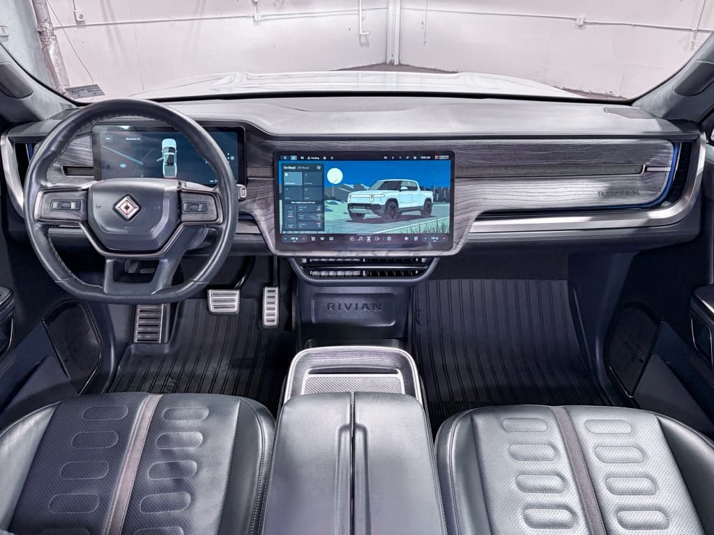 2022 Rivian R1T view 18