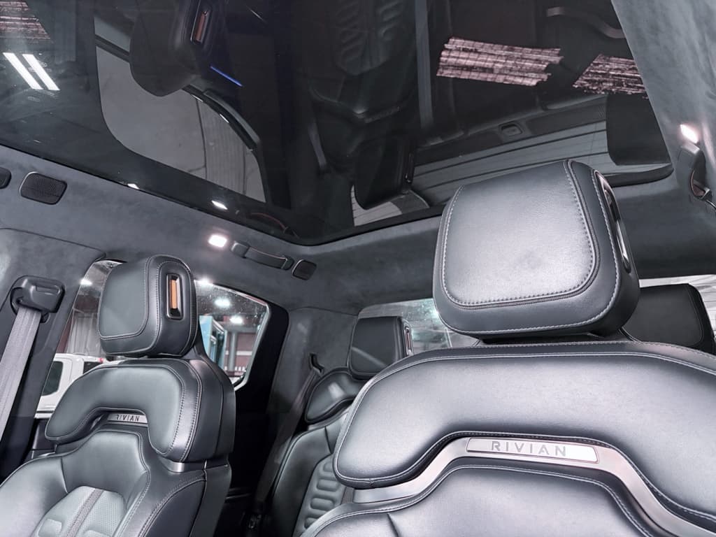 2022 Rivian R1T view 27