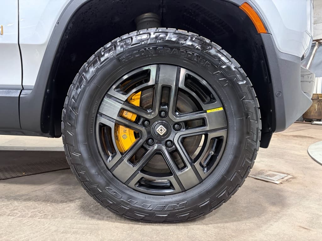 2022 Rivian R1T view 44