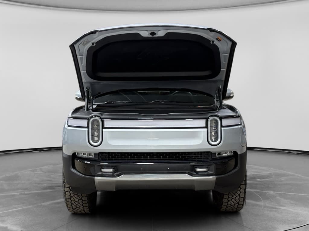 2022 Rivian R1T view 28