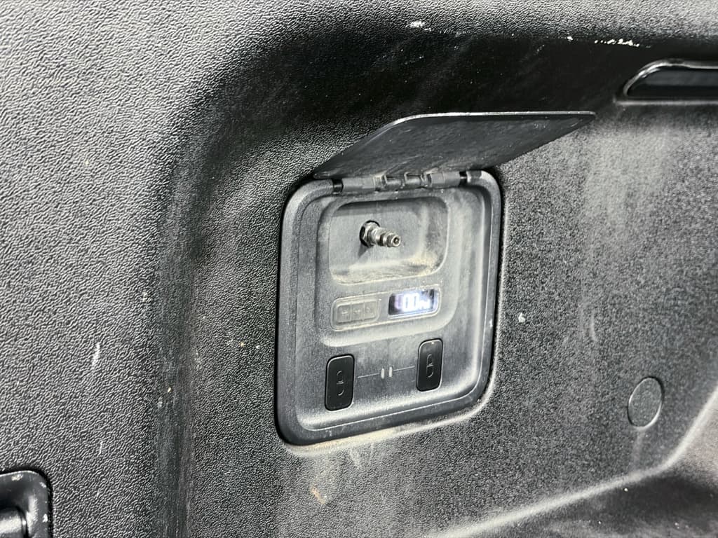 2022 Rivian R1T view 33