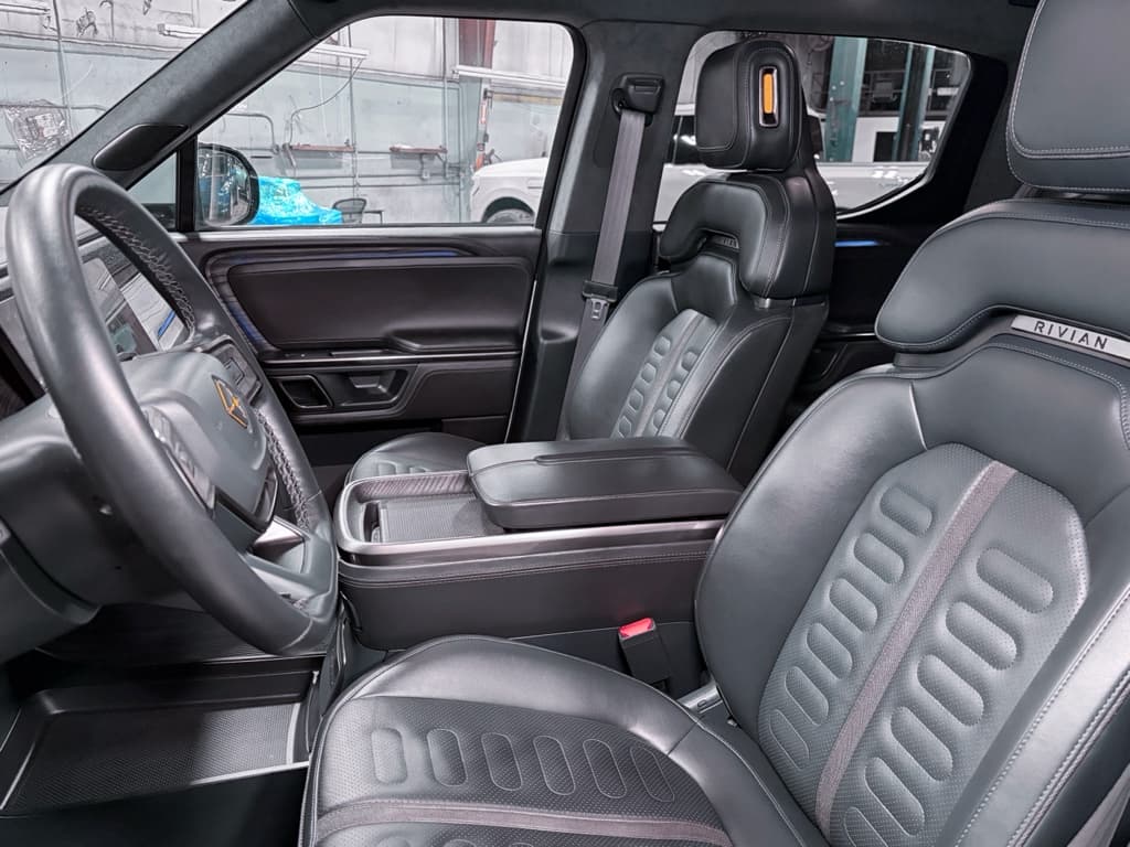 2022 Rivian R1T view 19