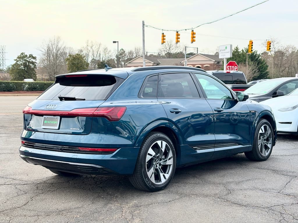2022 Audi e-tron view 3
