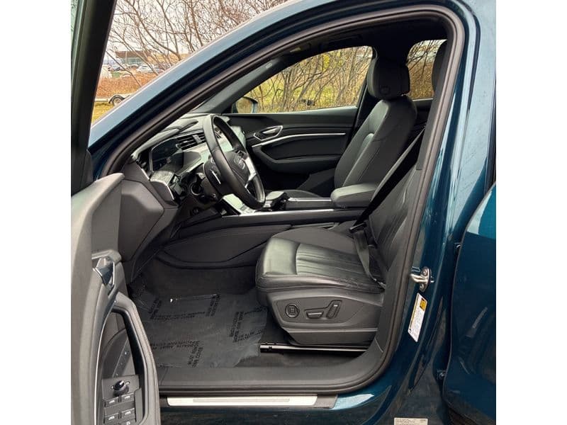 2022 Audi e-tron view 5