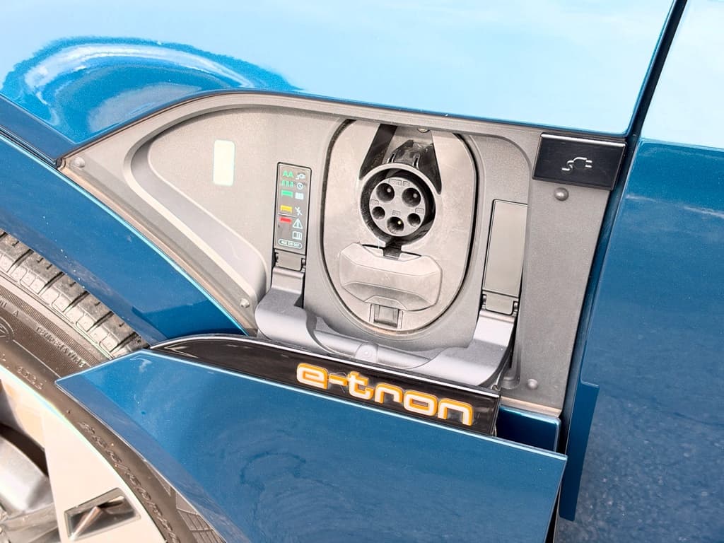 2022 Audi e-tron view 5
