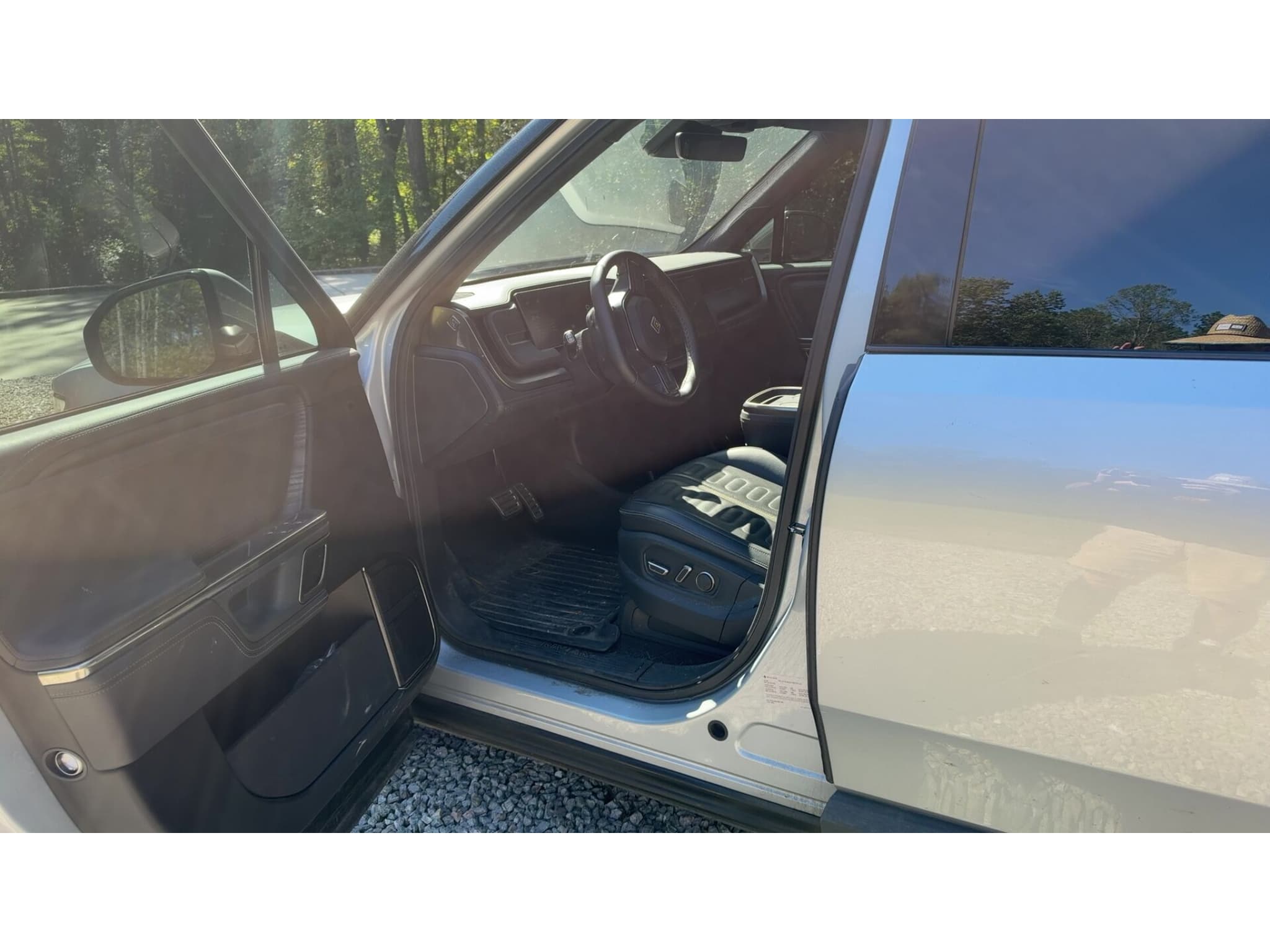 2023 Rivian R1S view 5