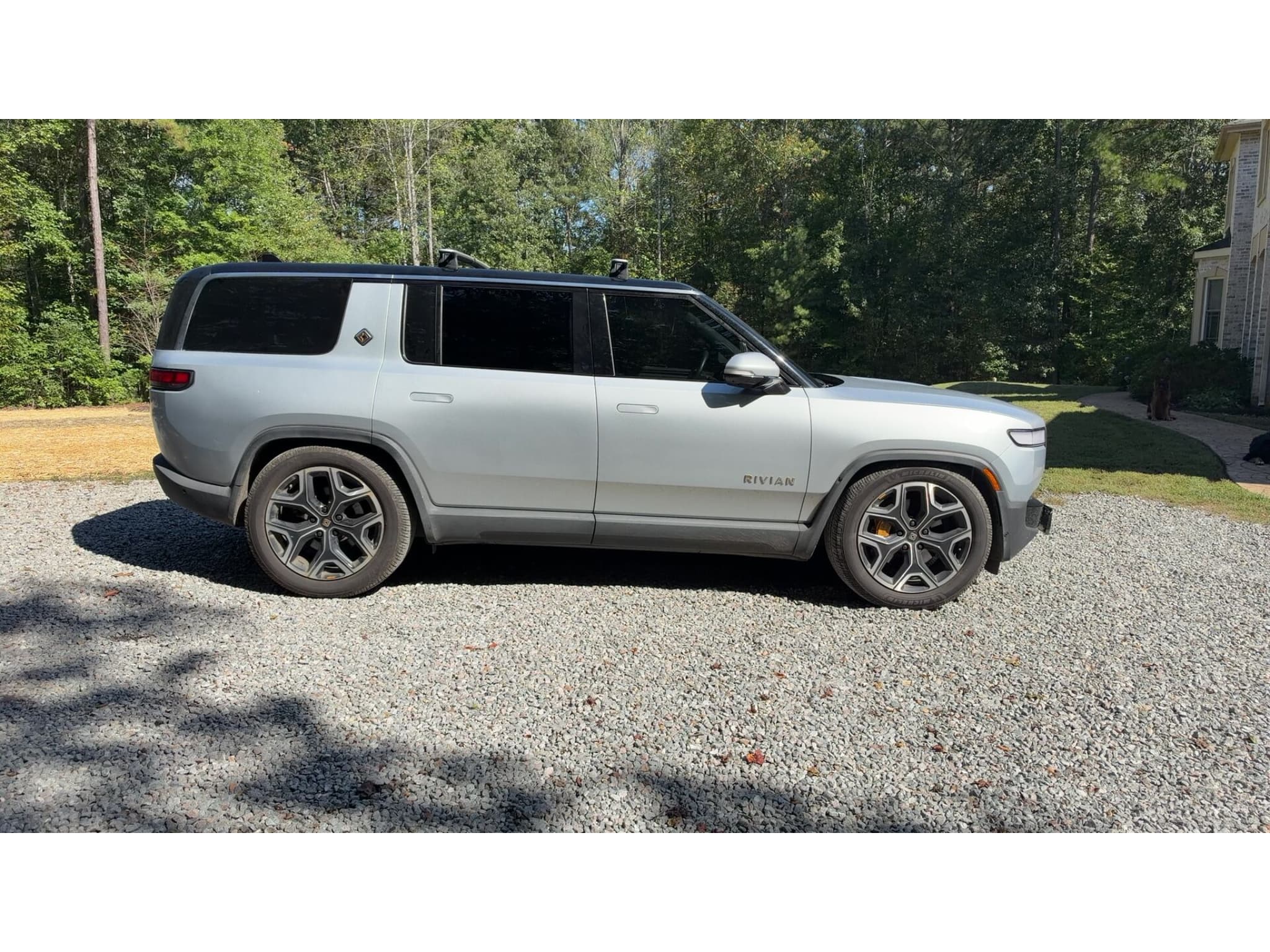 2023 Rivian R1S view 3