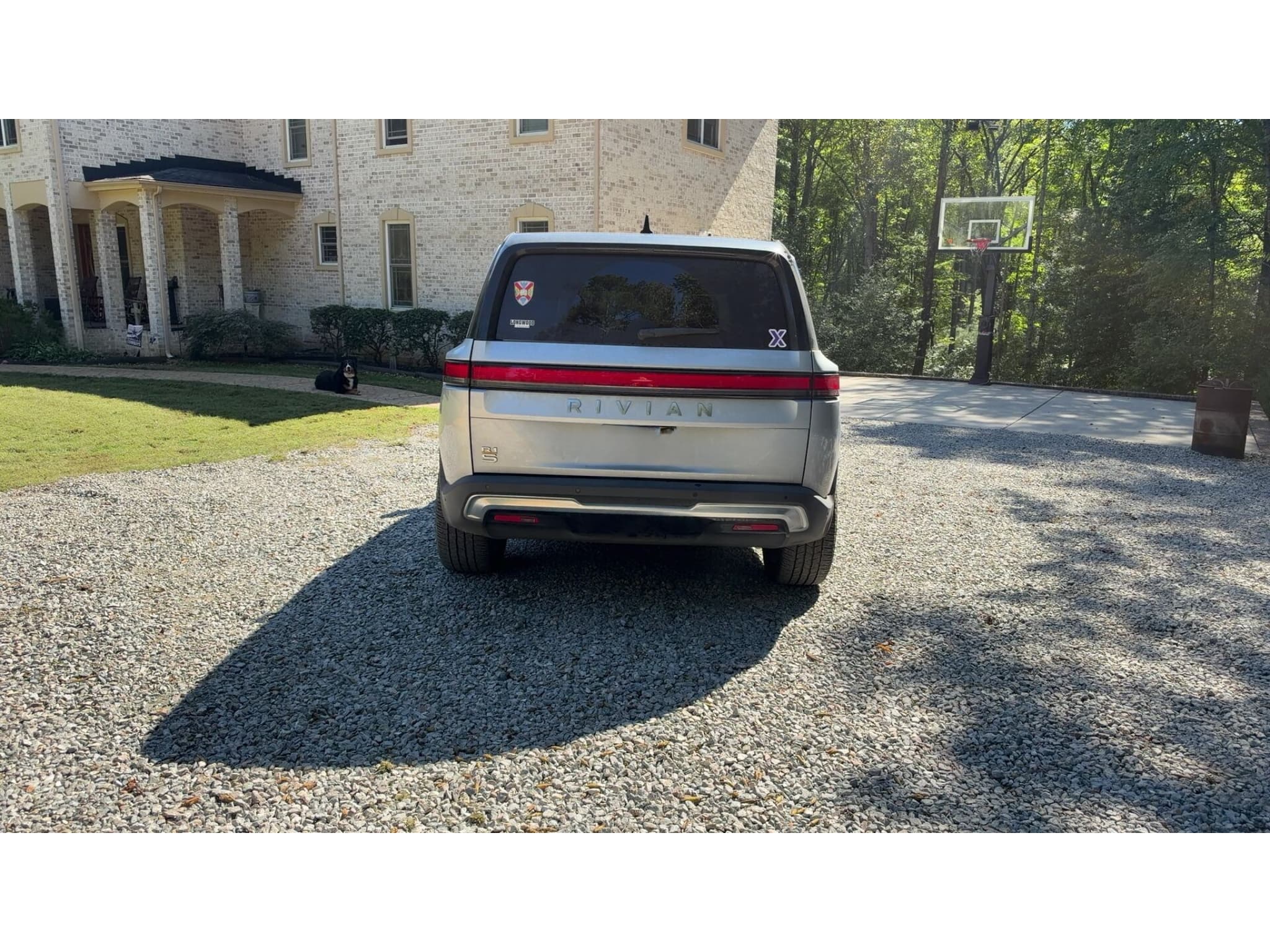 2023 Rivian R1S view 4