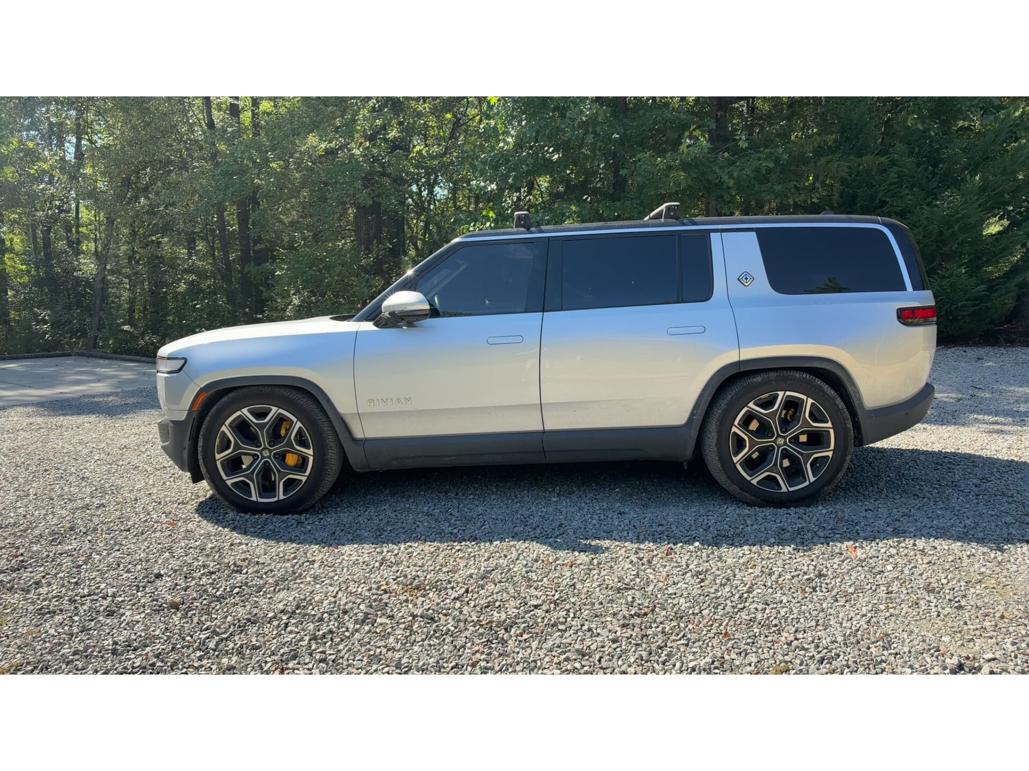 2023 Rivian R1S view 2