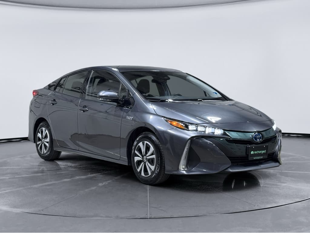 2017 Toyota Prius Prime view 4