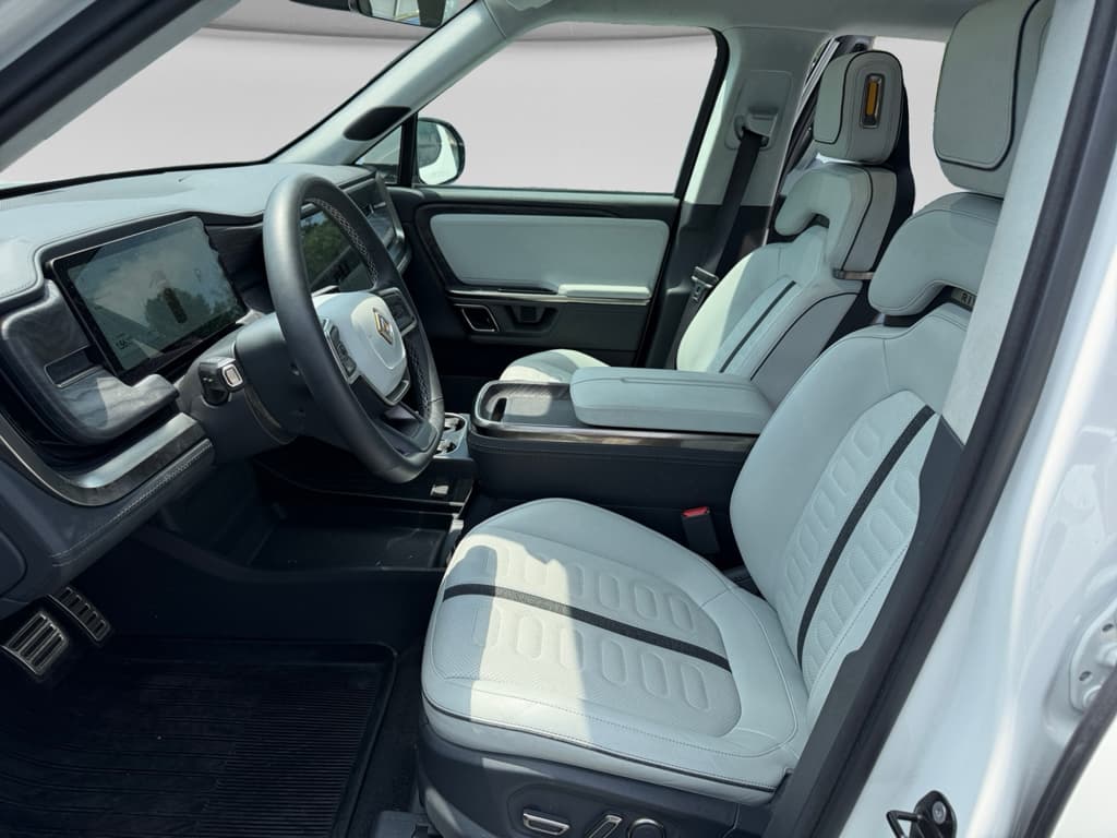 2022 Rivian R1T view 6