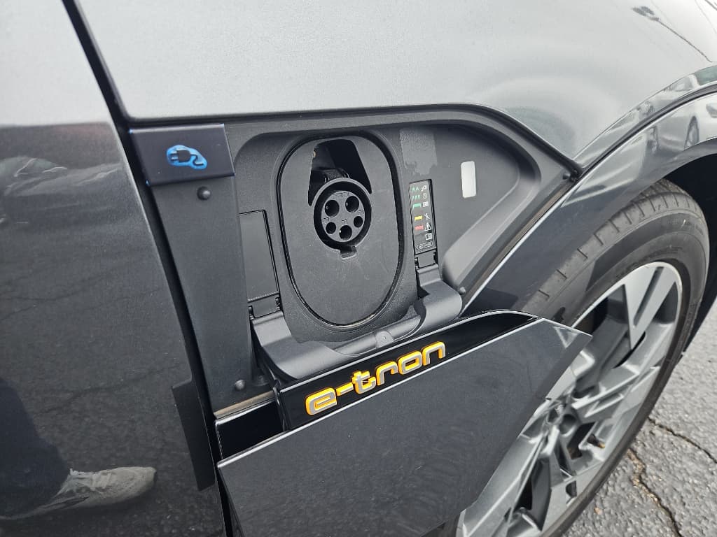 2021 Audi e-tron Sportback view 5