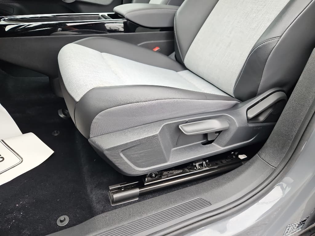2023 Volkswagen ID.4 view 7