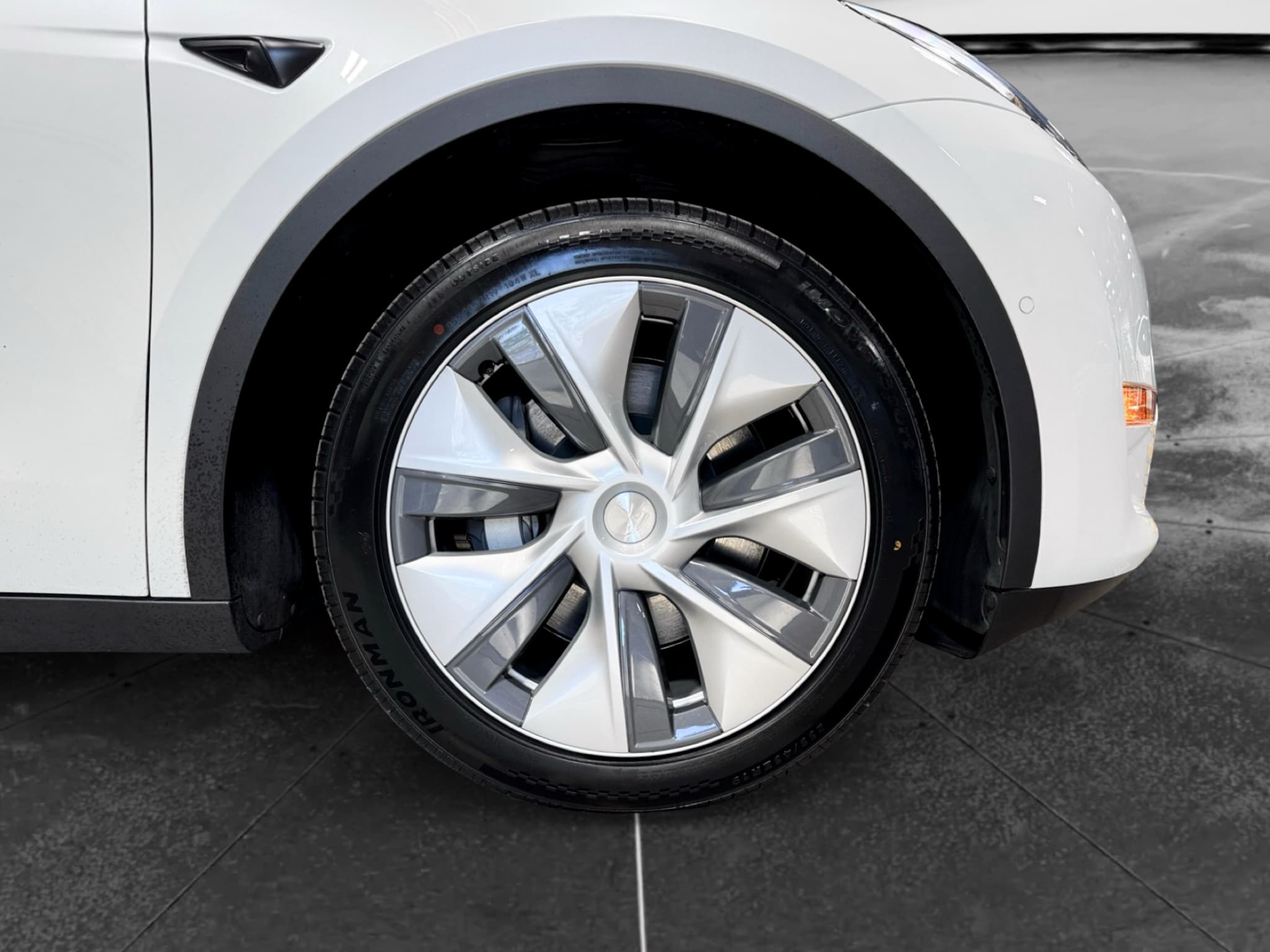 2022 Tesla Model Y view 35