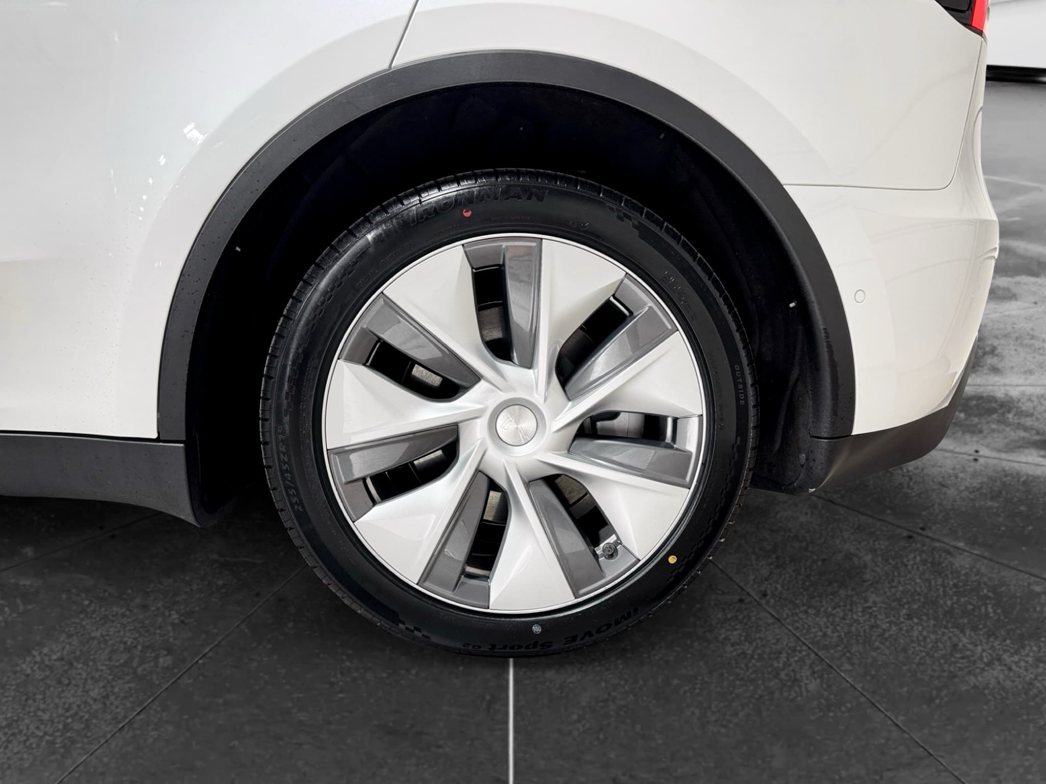 2022 Tesla Model Y view 31