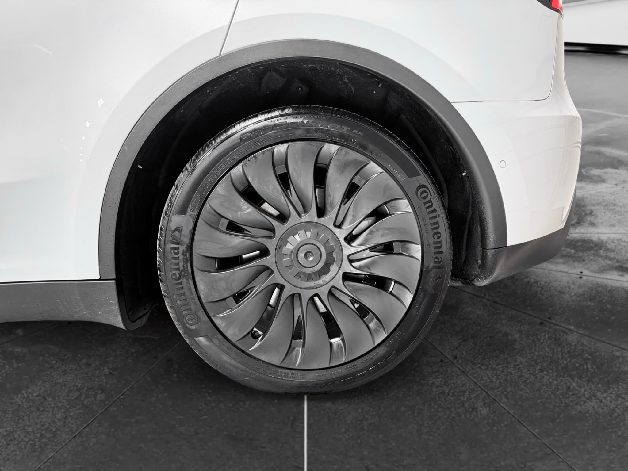 2022 Tesla Model Y view 32